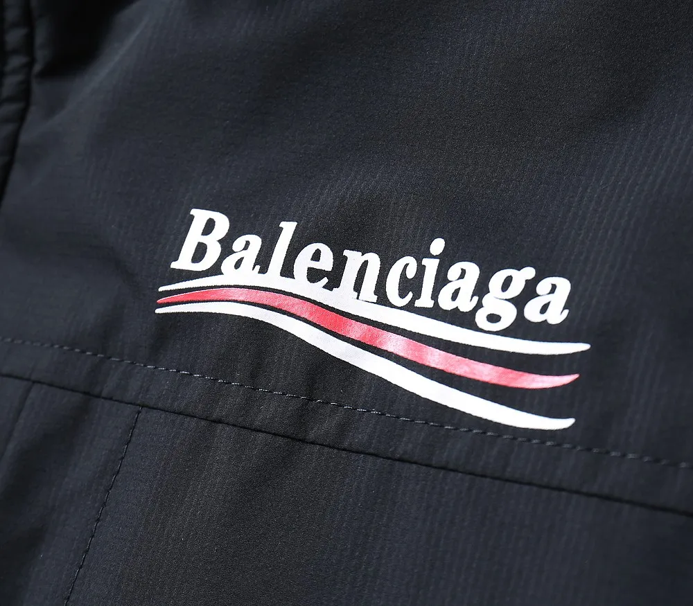 Balenciaga 2026 autumn and winter New Arrival down jacket. This is said to be the most expensive down jacket in the world, all priced at 90 down. With the Classic logo combination, the first thing you see is full of visual impact, better thermal performance, lightweight, not heavy, and good recovery of fluff after compression, and it can gather heat and lock in temperature! Personalized color matching design, fresh and energetic! There are too many versions circulating on the market. In addition to the different fabric workmanship, the biggest difference is that the filling is not goose down at all but feather silk or tactile velvet, etc. It is not easy to tell the difference for those who don’t know. In addition, the fabrics and workmanship are definitely not of the same level. In short, look for us and you will never go astray. All the exclusive full colors are purchased and developed with genuine products. If you understand the quality of our down jackets, you can trust us and recommend them with your eyes closed. All three standards are complete! Same Style Series for men and women! Sizes: M-3XL. Maximum weight can be worn up to 200 pounds